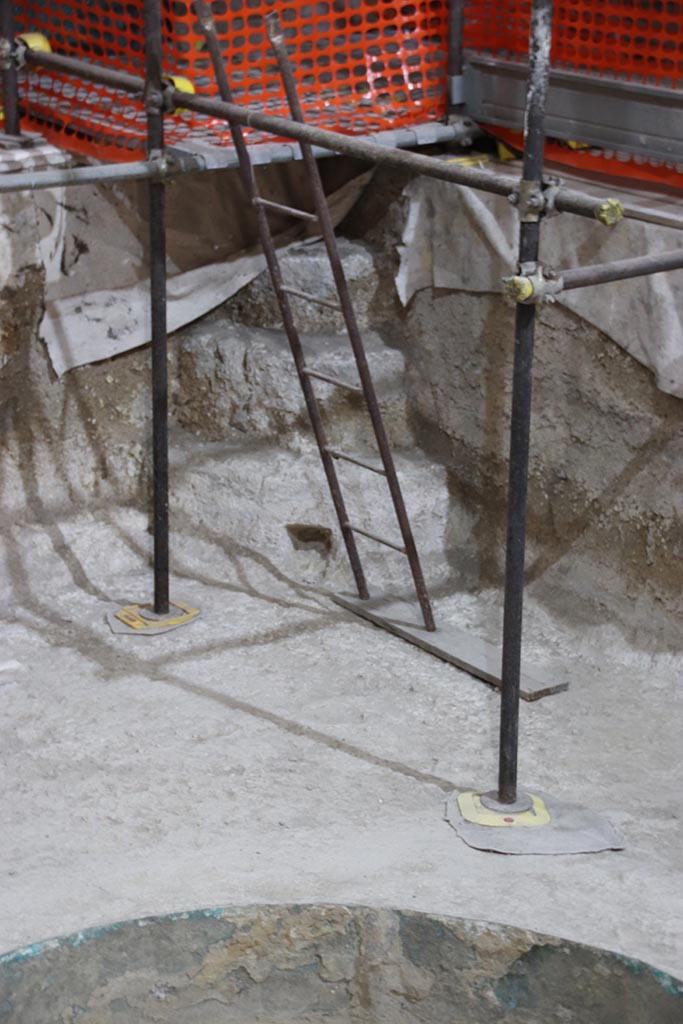 Suburban Baths, Herculaneum. October 2025. Small steps in south east corner of large caldarium.
Photo courtesy of Klaus Heese.